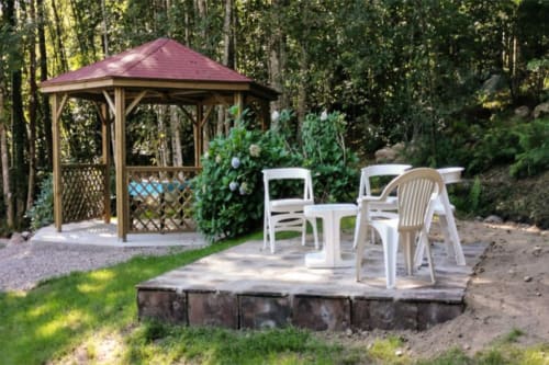 Pavillon mit burgunderfarbenem Dach und Terrassenmöbeln im Garten der Villa Pré d'Oro, Amage Frankreich