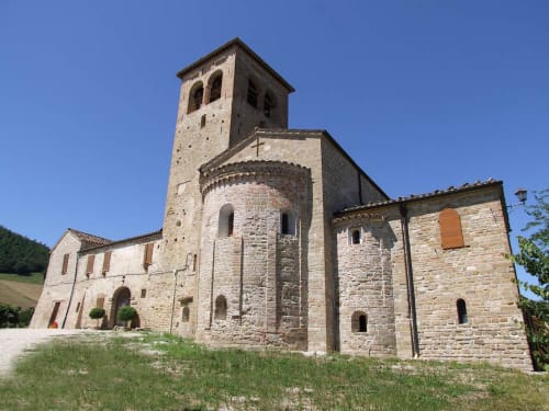 Antica chiesa in pietra con campanile ad Amandola, Italia, vicino alla casa vacanze Villa Andreina