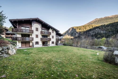 Le Chalet Mont-Blanc alpine apartment with mountain views, green lawn, wooden balconies in Les Houches