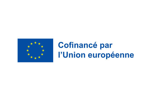 Badge de financement UE pour le gîte Domaine Les Racines à Croix-Moligneaux, France
