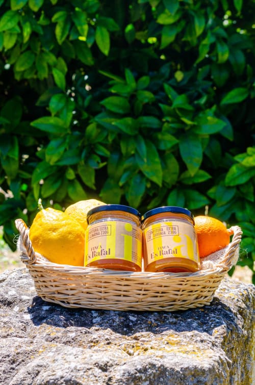 Woven basket with fresh lemons and jars of Pinca es Rafal preserve at Finca es Rafal Agroturisme, Montuïri