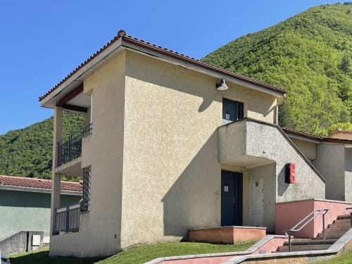 Résidence Vallon des Sources à Digne-les-Bains avec vue sur les montagnes, architecture contemporaine et espaces verts