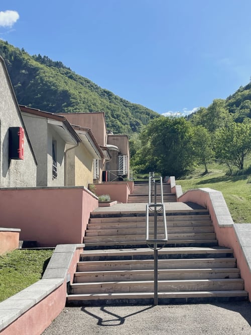 Escaliers avec vue sur les montagnes menant à l'appartement LOCADIGNE à Vallon des Sources, Digne-les-Bains