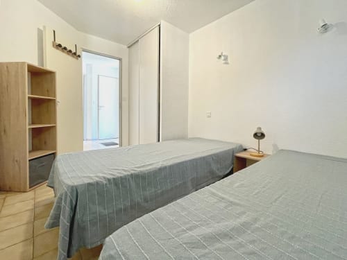 Chambre twin avec rangements en bois à l'appartement LOCADIGNE à Digne-les-Bains, France