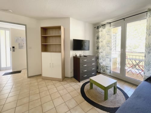 Séjour lumineux LOCADIGNE Digne-les-Bains avec TV, rangements, accès balcon et vue montagne