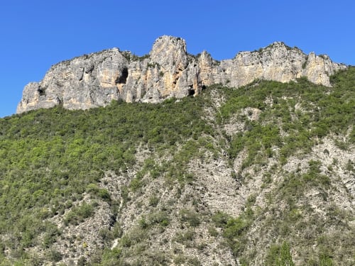 Pics de falaises calcaires avec végétation verdoyante au-dessus de Digne-les-Bains, vue montagnarde depuis le balcon de l'appartement LOCADIGNE