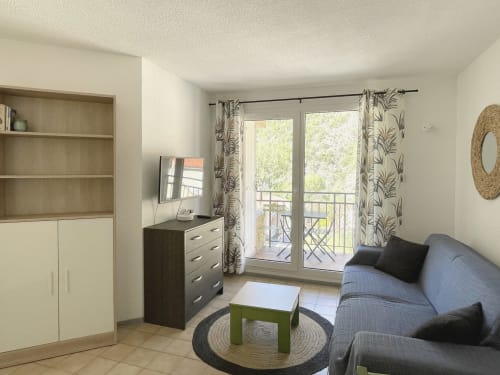 Séjour moderne à LOCADIGNE avec vue montagne, lit-canapé, TV, kitchenette et rangements