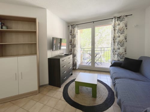 Appartement moderne à LOCADIGNE Digne-les-Bains avec canapé, TV, balcon et vue montagne