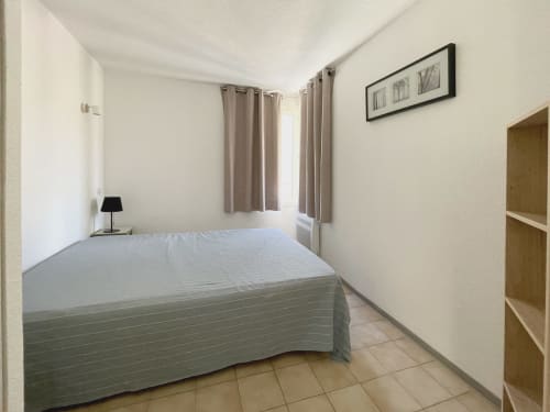 Chambre lumineuse à l'appartement LOCADIGNE à Digne-les-Bains avec lit queen, vue montagne et mobilier moderne