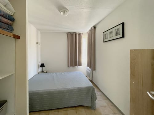 Chambre lumineuse LOCADIGNE à Digne-les-Bains avec lit queen-size, vue montagne et mobilier moderne