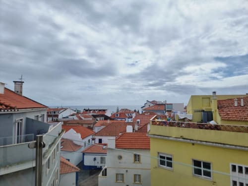 Telhados coloridos de Ericeira com vista para o oceano, quarto com vista da cidade Casa da Barroca, Portugal