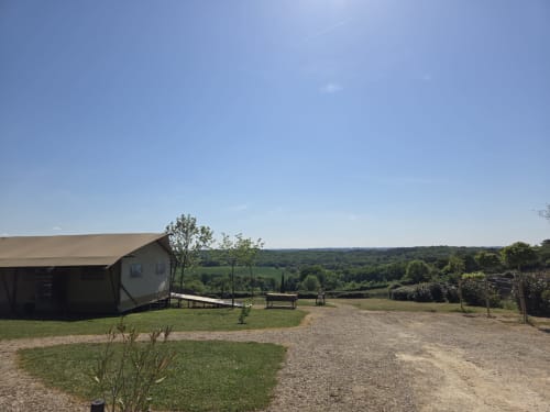 Glamping lodge met uitzicht op het platteland bij Home Sweet Lodge Aquitaine in Saint Germain et Mons