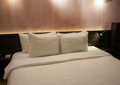 Lit élégamment aménagé avec draps et oreillers blancs à la Villa Merida Boutique Hotel à Mérida, Mexique