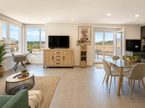Apartamento moderno diáfano en Baiona con vistas al mar, mobiliario de madera, televisión, comedor y acceso a balcón