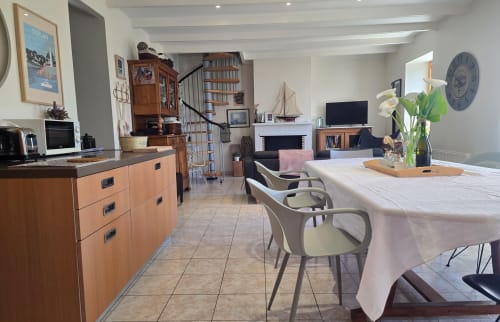 Geräumige Villa mit Wohn- und Esszimmer, Holzmöbeln, Kamin und Meerblick in Les Villas Du Bord De Mer in Guidel