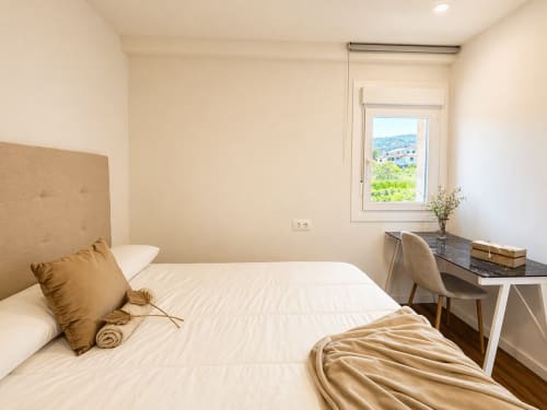 Dormitorio moderno en apartamento de Baiona 