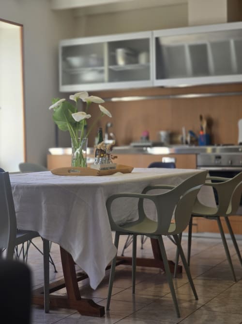 Modernes Esszimmer in der Villa La Maison du Pêcheur mit Blick auf die Küste von Guidel, weiße Blumen und zeitgenössische Möbel