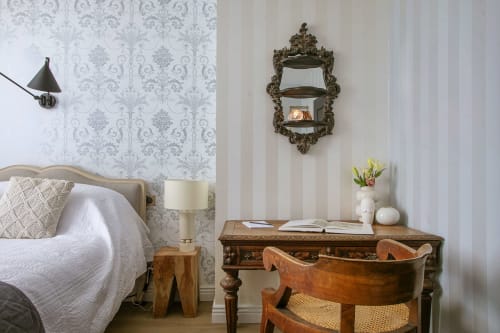 Chambre élégante à l'Alombre B&B à Lectoure avec papier peint damassé, bureau en bois et miroir vintage