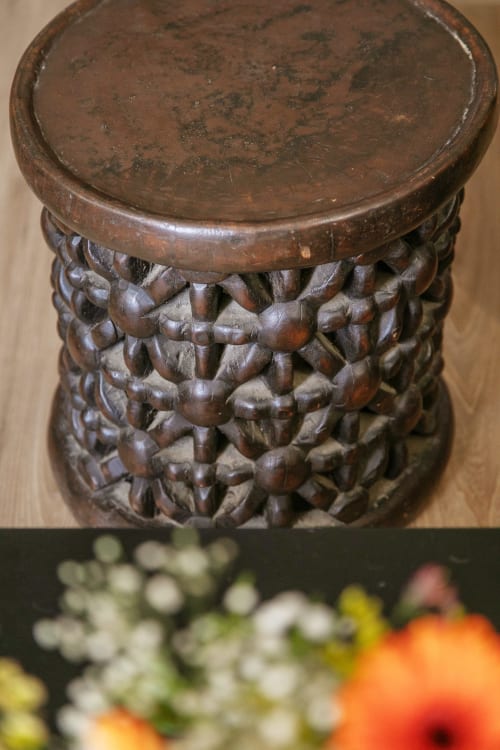 Table d'appoint en bois sculpté orné à l'Alombre B&B à Lectoure, France