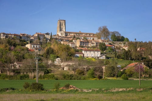 Alombre B&B à Lectoure, France : village perché avec église dominant les champs verdoyants