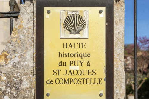 Ancien panneau d'arrêt jaune de la route du Puy vers Saint-Jacques-de-Compostelle près du gîte Alombre à Lectoure, France