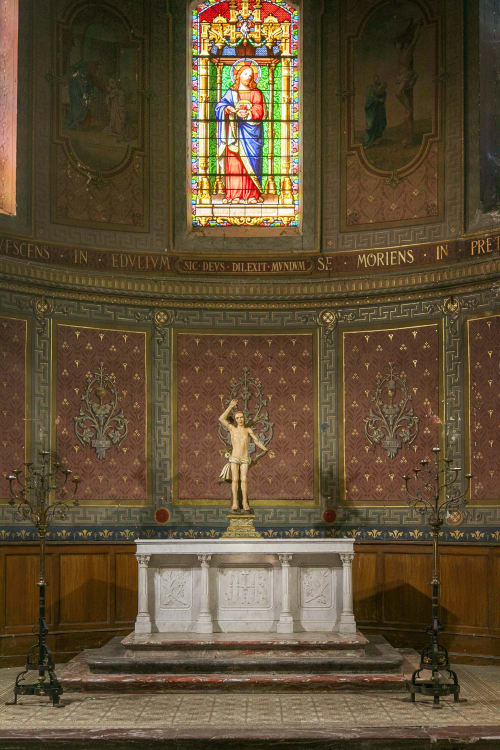 Autel de chapelle avec statue de crucifix, vitrail, murs ornés à l'Alombre B&B à Lectoure