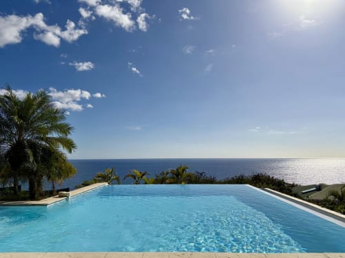 Piscine à débordement de la Villa Bell'ô surplombant la mer des Caraïbes à Bouillante, Guadeloupe