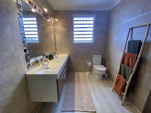 Salle de bain moderne à la Villa Bell'ô, LÉZILÉ CONCIERGERIE, Bouillante avec double vasque, toilettes et vue sur mer