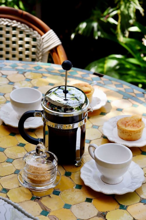 Service de café à la française avec pâtisseries sur table à motifs à la Bastide Aïna, Grasse