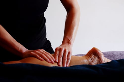 Séance de massage thérapeutique au spa bien-être Bastide Aïna à Grasse, France