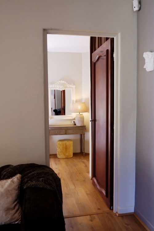 Accès chambre à la salle de toilette à Bastide Aïna, petit hôtel de charme à Grasse, France