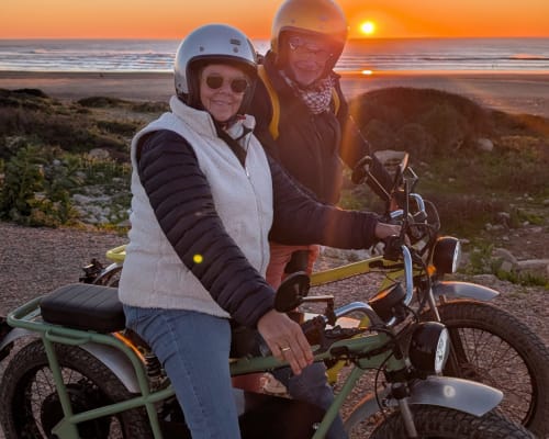 Couple sur tricycle couché au coucher du soleil à la plage près du Riad Eucalyptus, El Ghazouane Maroc