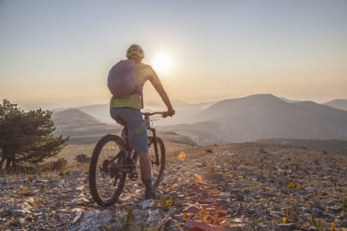 Vététiste savourant le coucher de soleil sur Grasse, France près de la Bastide Aïna