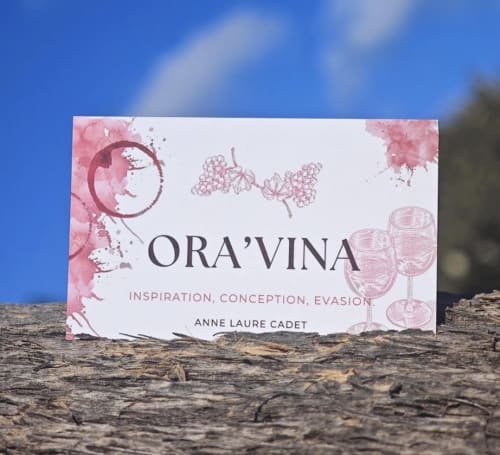 Livre de vin Ora'vina exposé à la Bastide Aïna à Grasse, France avec motifs aquarelle de vignoble