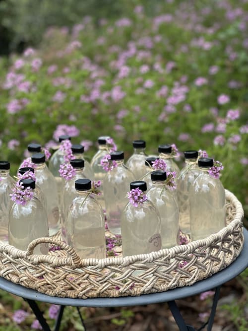 Bouteilles d'eau à la lavande chez Bastide Aïna, une charmante maison d'hôtes à Grasse, France
