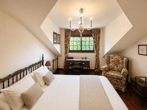 Elegante dormitorio en villa As Landras, con vistas al río, araña de cristal y muebles de época