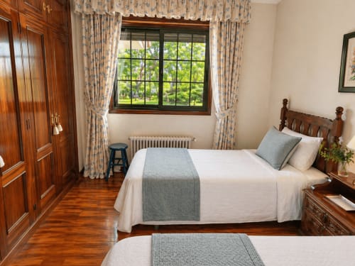 Habitación dos camitas con baño cerca, decoración de casa gallega tradicional. As Landras dispone de tres habitaciones mas. 