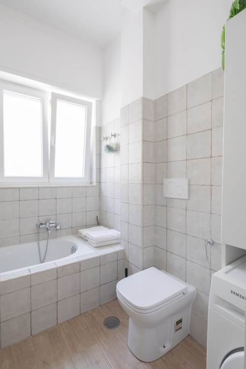 Modern bathroom in Stella Polare Luxury Home, Rome Sensorial Rooms Ostia with tile walls, toilet, bathtub and window