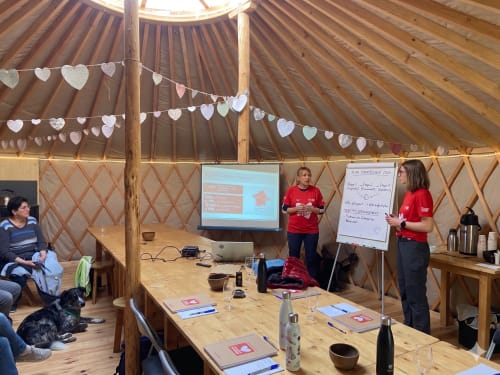 Présentation professionnelle dans une yourte à La Yourte Un Autre Monde, Le Hohwald, avec décor de cœurs et intérieur en bois