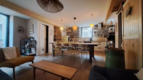 Cuisine ouverte et lumineux avec salle à manger à l'auberge En si bon chemin au Monastier sur Gazeille, mobilier en bois et
