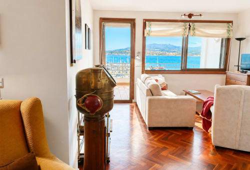 Apartamento Bitacora en Baiona con vistas al mar, elegante salón con vistas al litoral a través de grandes ventanales