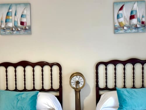 Dormitorio náutico en apartamento de Baiona con camas gemelas, cuadro de velero y brújula de latón
