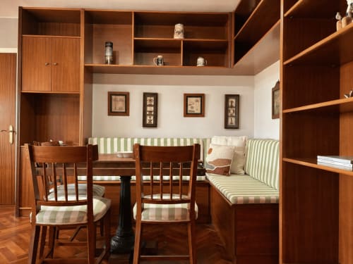 Acogedor rincón comedor con muebles de madera y cojines a rayas en el apartamento Bitácora, Baiona, España