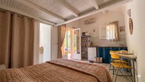 Villa studio Le Maquis Plage à Poggio-Mezzana avec lit, kitchenette et accès direct au jardin