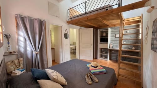 Chambre mini villa avec mezzanine au Le Maquis Plage, Poggio-Mezzana, avec loft en bois et équipements modernes