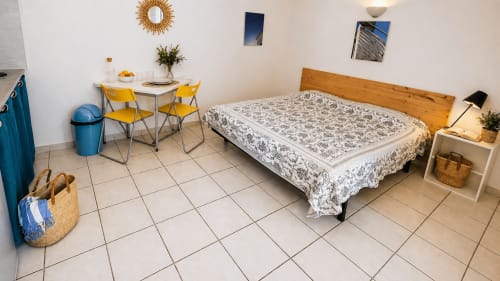 Villa studio à Le Maquis Plage à Poggio-Mezzana avec lit, coin repas et équipements modernes
