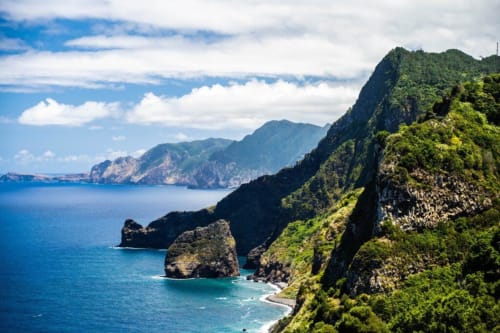 Acantilados costeros dramáticos con aguas turquesas cerca de Calheta, Portugal - ubicación del hotel Les Terrasses Les Suites