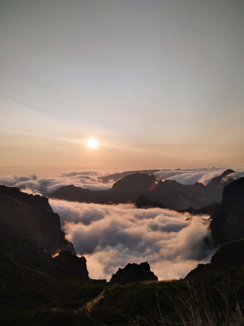 Amanecer sobre las nubes en el paisaje montañoso de Calheta desde el hotel Les Terrasses Les Suites