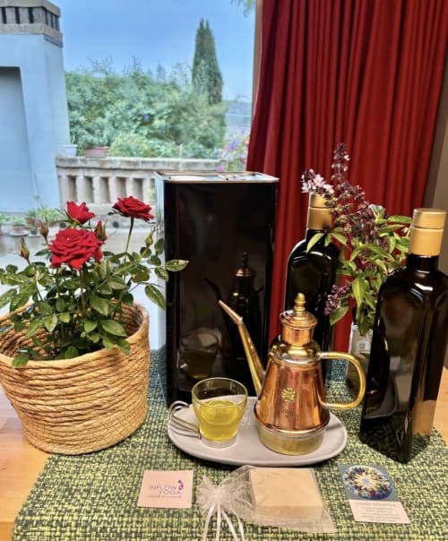 Lujosa bienvenida en Casale Artemisia B&B en Capalbio con rosas rojas, tetera de cobre y vistas al balcón mediterráneo