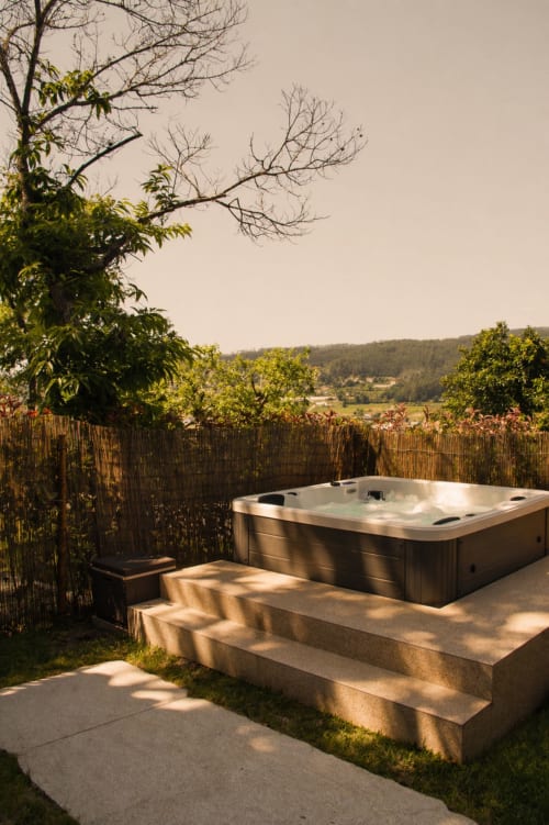 Jacuzzi na varanda da villa Casa do Feitor, Quinta Das Pirâmides, Vila Nova de Famalicão, com vistas para o campo